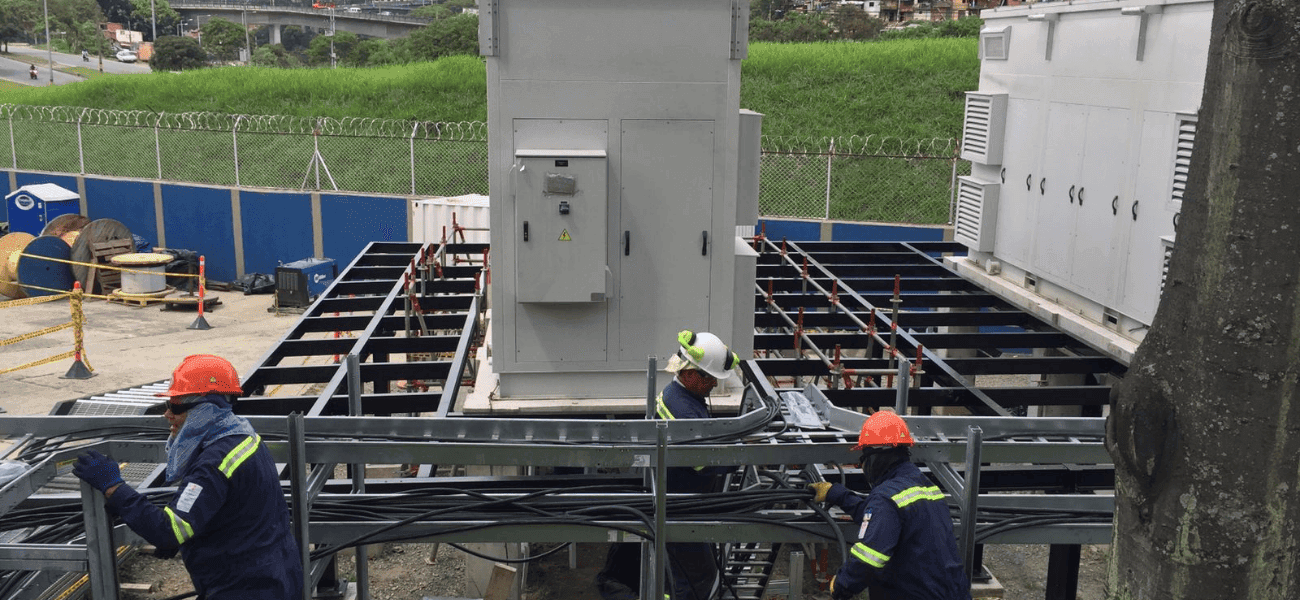 Montaje de tablero eléctrico y estructura metálica en obra