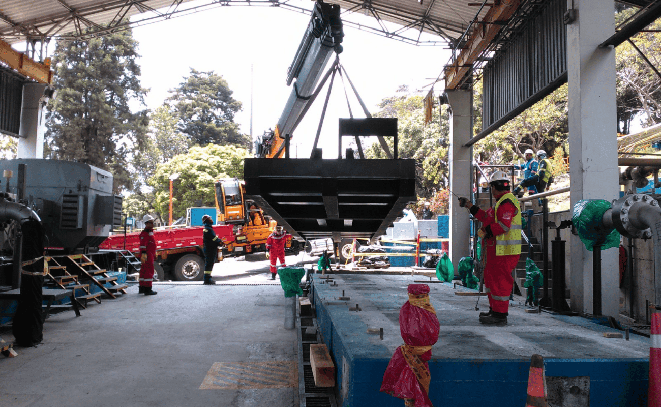 Izaje de un equipo con grúa durante el montaje en planta